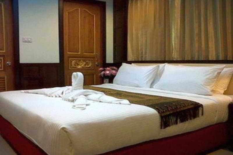 Gusto Pratunam Hotel Банкок Екстериор снимка