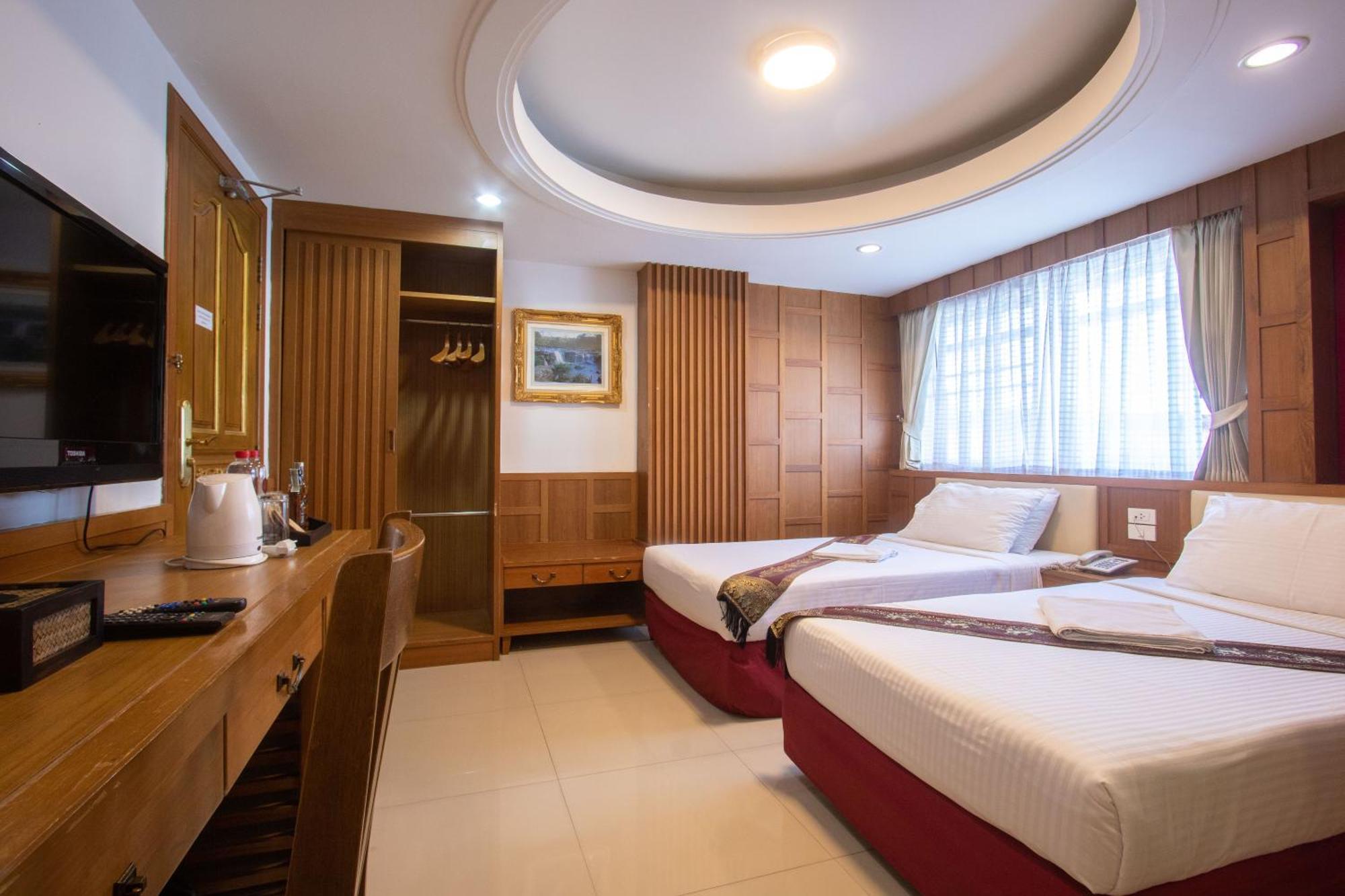 Gusto Pratunam Hotel Банкок Екстериор снимка