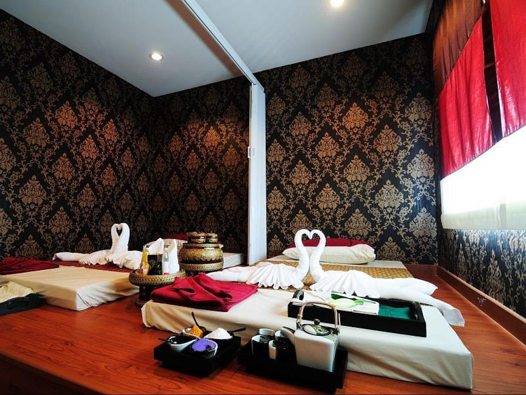 Gusto Pratunam Hotel Банкок Екстериор снимка