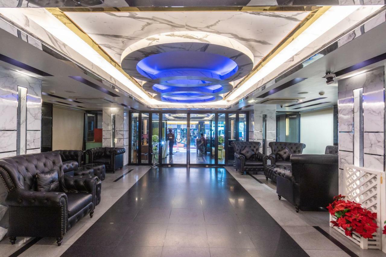 Gusto Pratunam Hotel Банкок Екстериор снимка