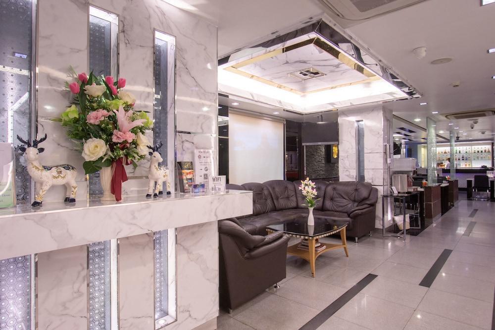 Gusto Pratunam Hotel Банкок Екстериор снимка